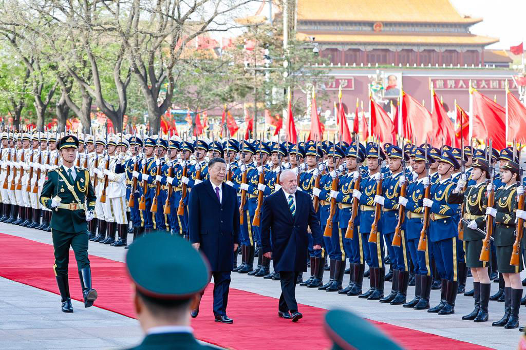 Lula é recebido pelo presidente Chinês Xi Jinping em Pequim.